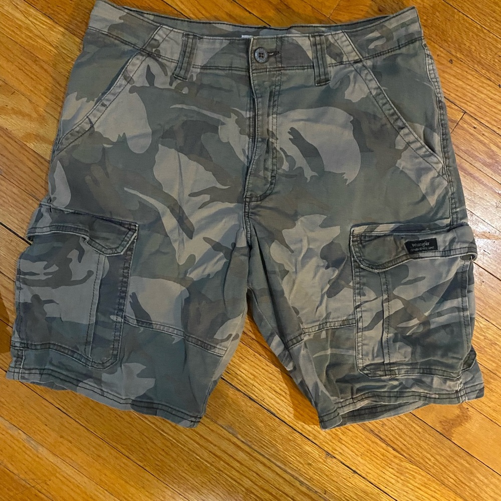 Wrangler Relaxed fit Camo Cargo Shorts 33”waist